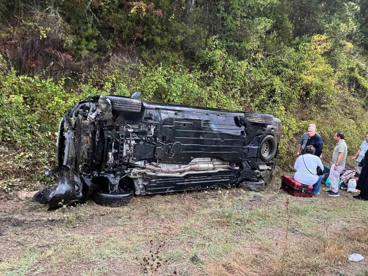Kastamonu’nun İnebolu ilçesinde sürücüsünün direksiyon hakimiyetini kaybetmesi neticesinde yoldan çıkarak