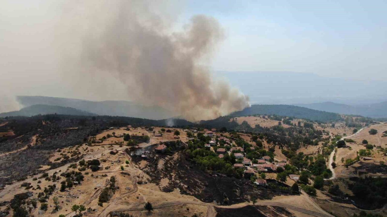 Kastamonu’nun Araç ilçesinde etkili olan iki yangına müdahale havadan ve