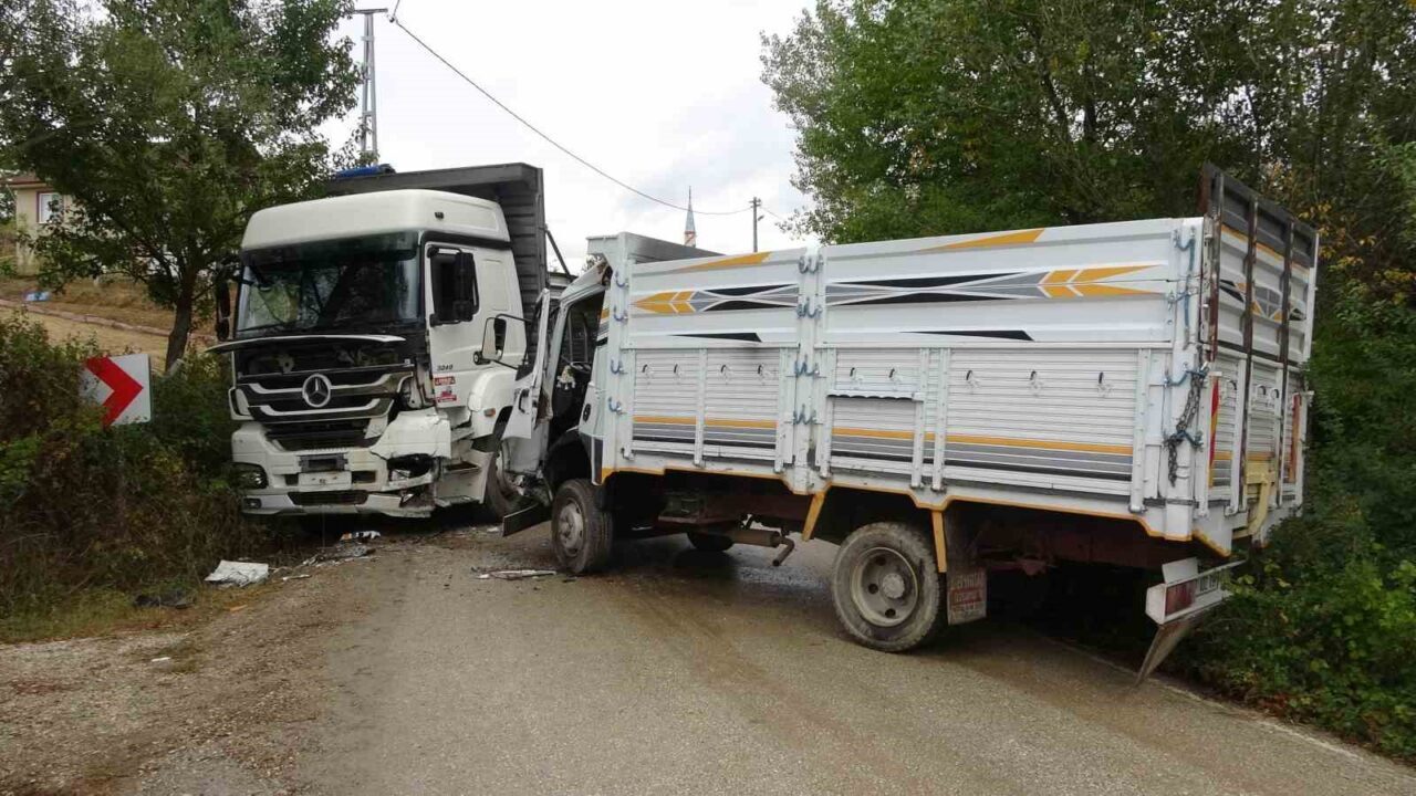 Kastamonu’da iki kamyonun kafa kafaya çarpışması neticesinde meydana gelen kazada