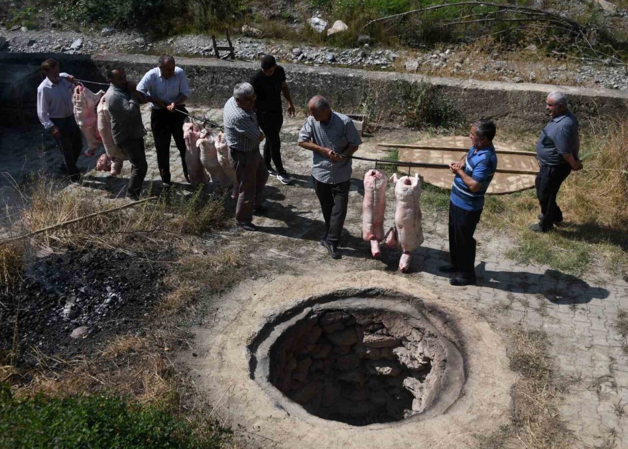 Kastamonu’nun merkez ilçesi Akkaya köyünde her cuma günü bir araya