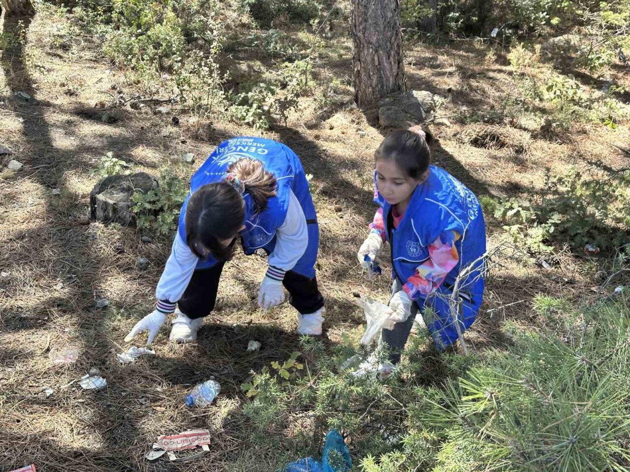 Kastamonu’da Dünya Temizlik Günü dolayısıyla öğrenciler, ormanlık alanlara atılan çöpleri