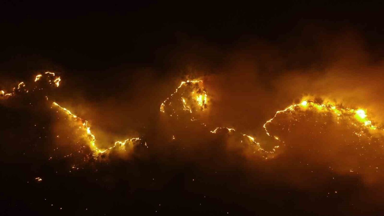 Kastamonu’da geceyi aydınlatan orman yangınları havadan görüntülendi. Yangına çok sayıda