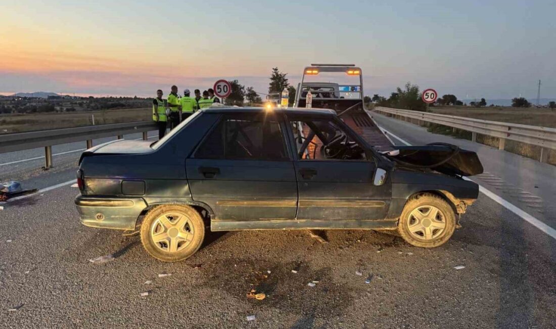 Kastamonu’da sürücüsünün direksiyon hakimiyetini kaybetmesi neticesinde bariyerlere çarpan otomobildeki 5