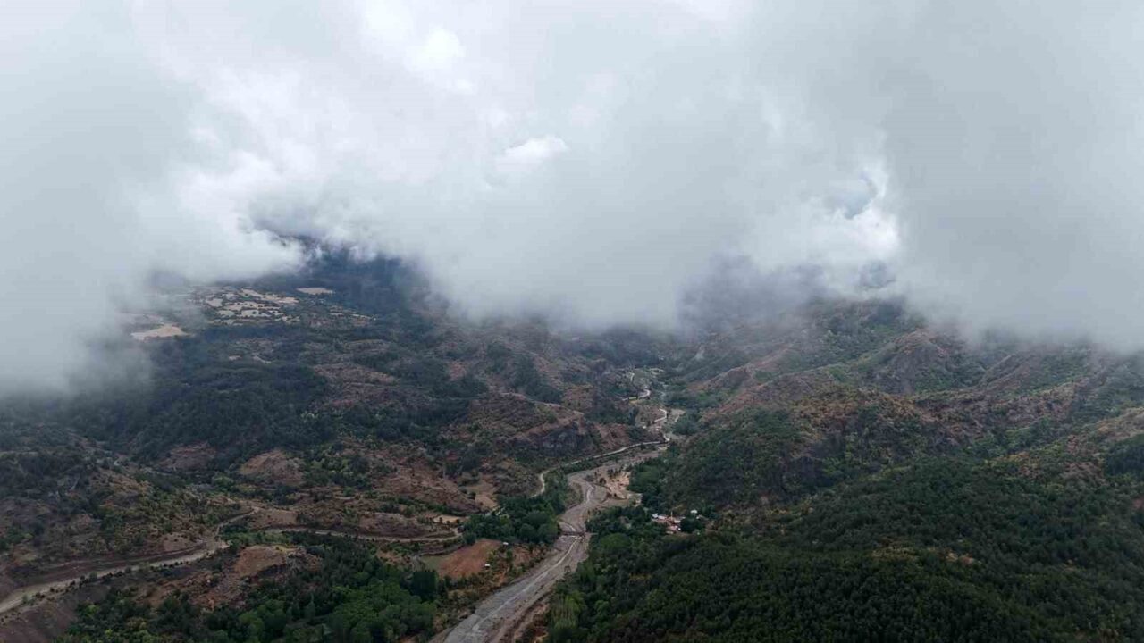 Kastamonu’nun İhsangazi ilçesinde hava sıcaklığının düşmesiyle dağları kaplayan sis ortaya