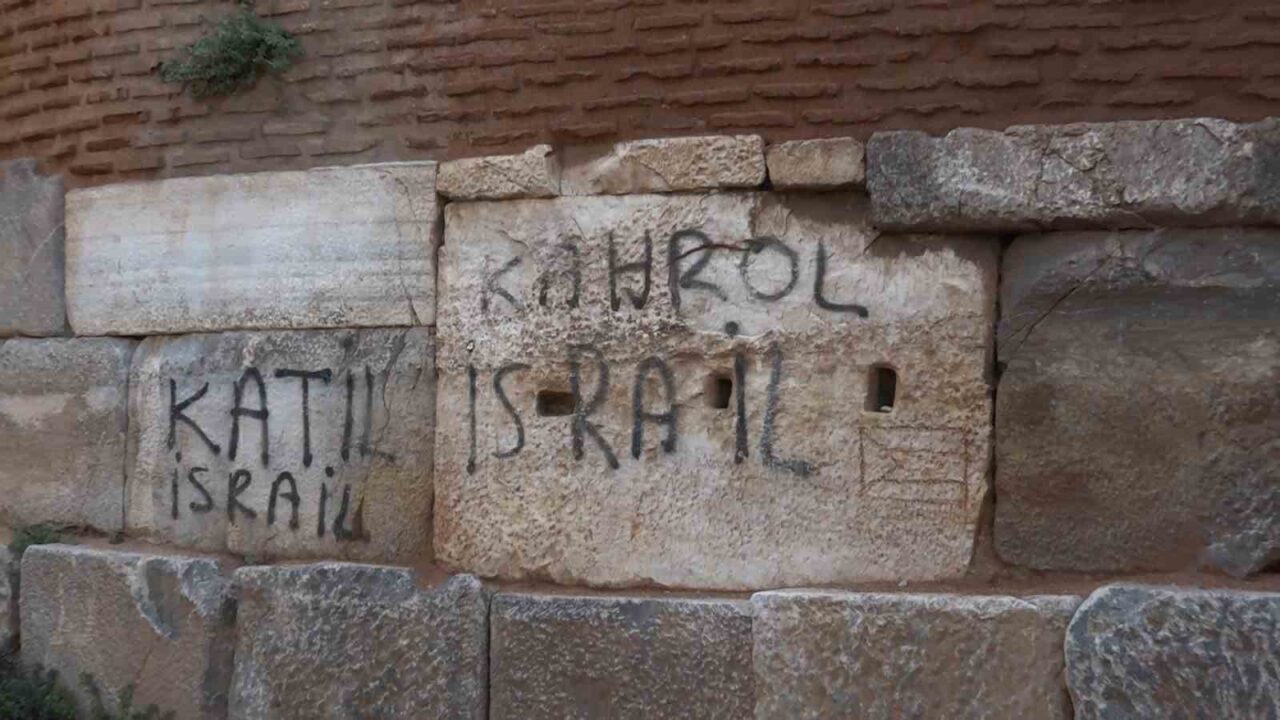 Bursa’nın İznik ilçesindeki 2400 yıllık surlara yazılan ’Katil İsrail’ yazısı