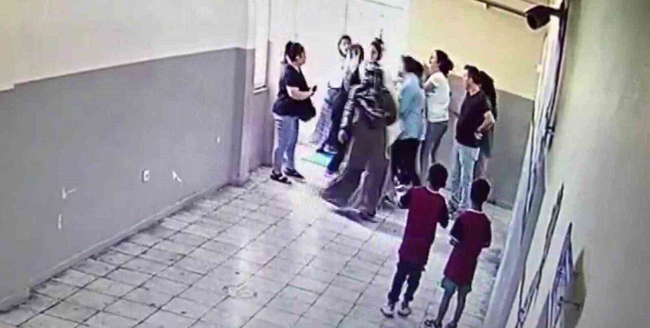 Diyarbakır’da kadın öğretmen, ders arasında kavga eden iki öğrenciyi ayırdı.