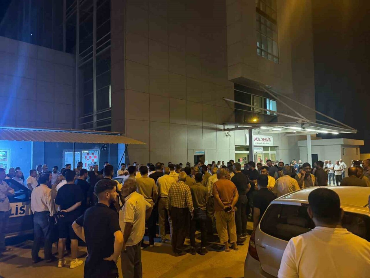 Şanlıurfa’nın Birecik ilçesinde oğlu ile kavga eden yakınını barıştırmaya giden