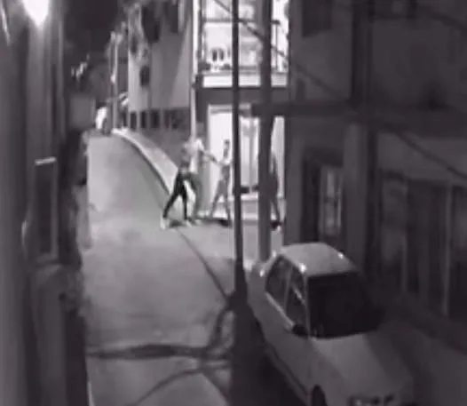 İzmir’in Karabağlar ilçesinde boyun ve karın bölgesinden aldığı bıçak darbeleriyle