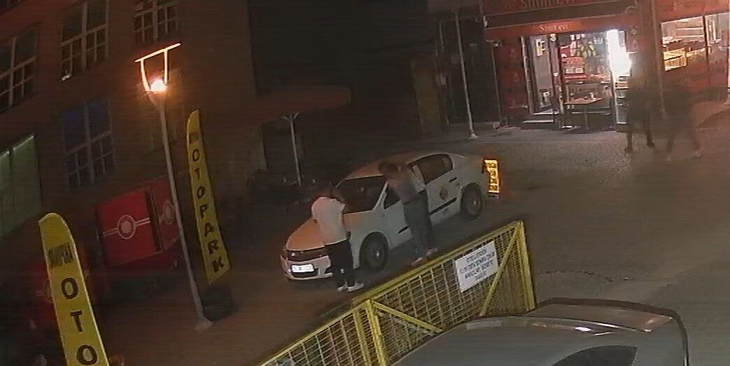 Eskişehir’de güvenlik kamerasına anbean yansıyan kavgada, bıçakla boynundan yaralanan şahıs,