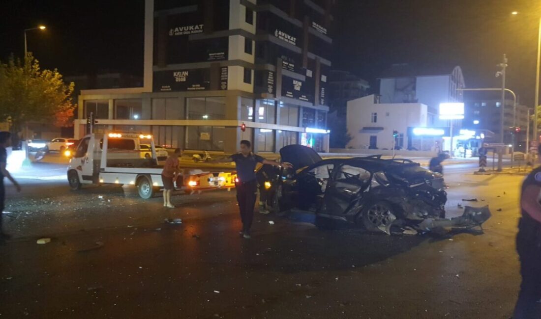 Antalya’nın Serik ilçesinde iki otomobil kavşakta çarpışması sonucu sürücü araçtan