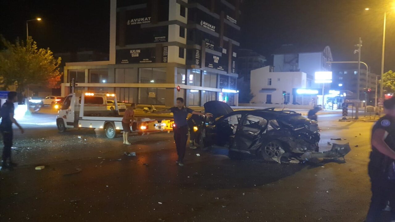 Antalya’nın Serik ilçesinde iki otomobil kavşakta çarpışması sonucu sürücü araçtan