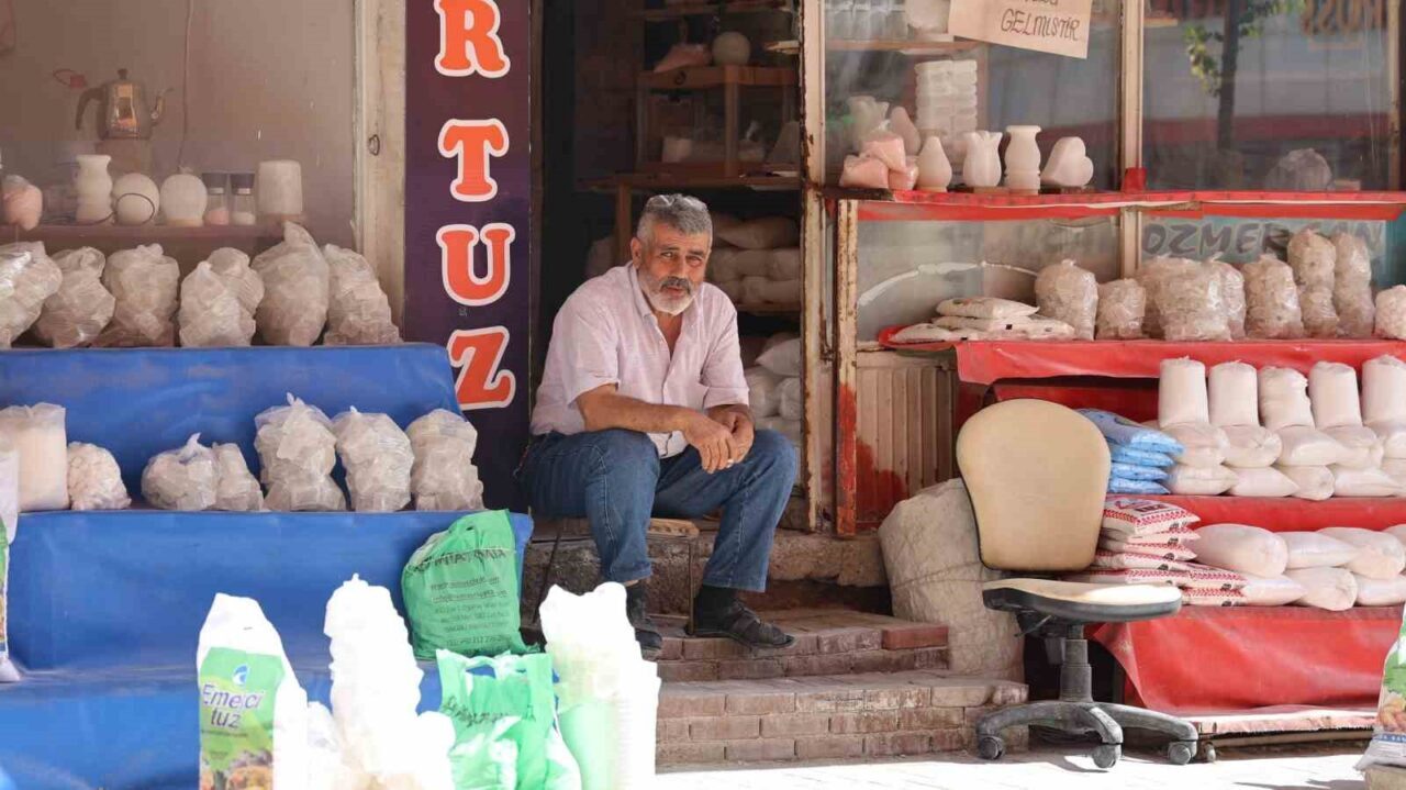 Kırşehir’de yaz aylarının gelmesiyle birlikte artan kristal kaya tuzu satışları