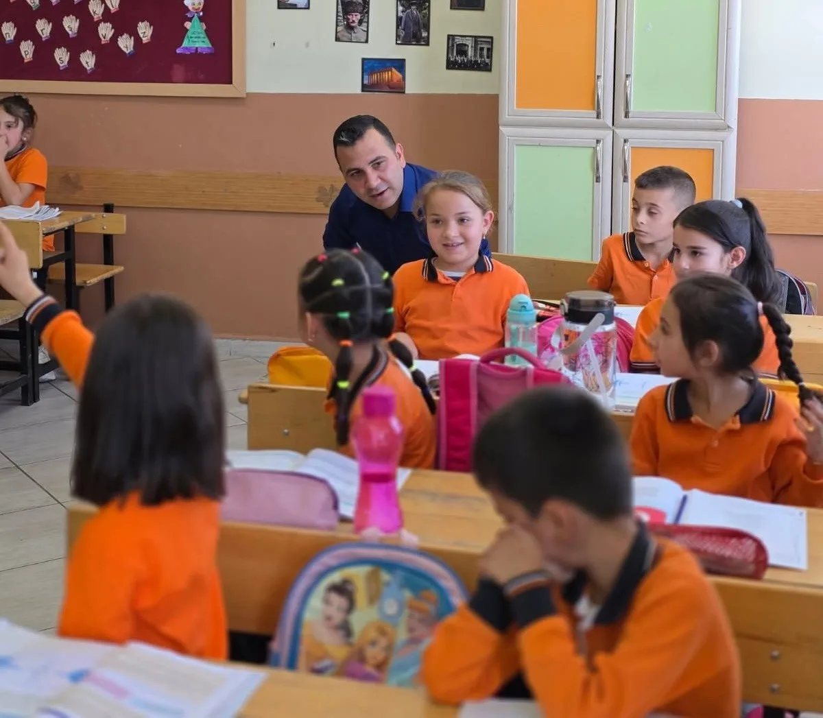 Adıyaman’ın Gölbaşı ilçesi Kaymakamı Kadir Algın, köy okullarına yönelik ziyaretlerini