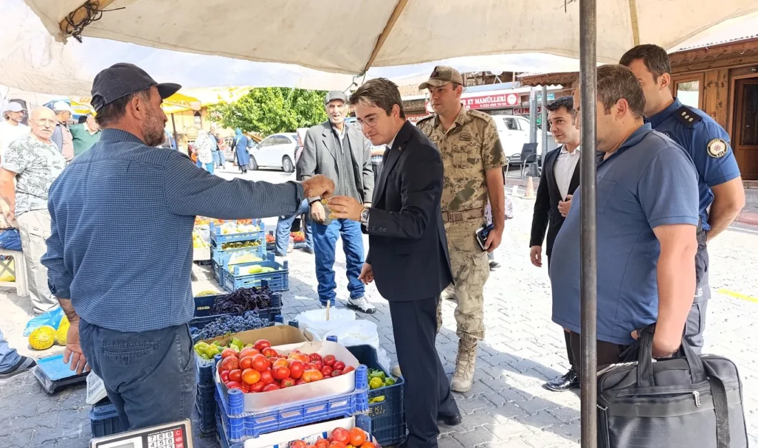 Erzincan’ın Kemaliye ilçe Kaymakamı Emirhan Arıkan, pazar yeri ve okulda