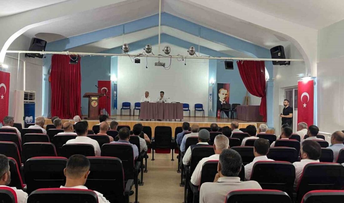 Diyarbakır’ın Dicle İlçe Kaymakamı Mustafa Atış, vatandaş, esnaf ve muhtarlarla