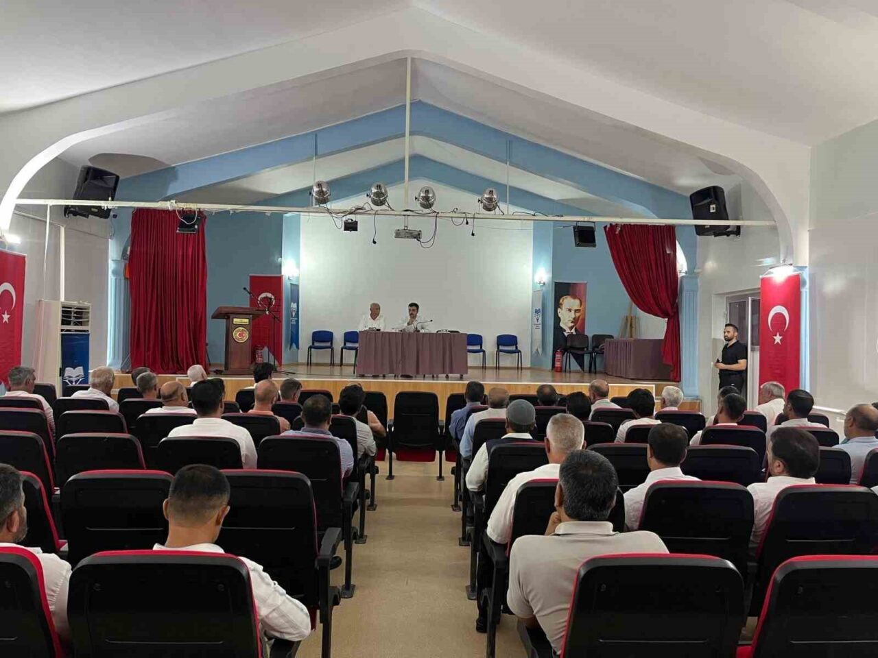 Diyarbakır’ın Dicle İlçe Kaymakamı Mustafa Atış, vatandaş, esnaf ve muhtarlarla