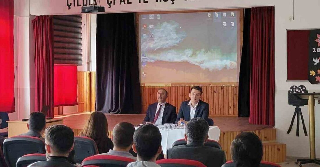 Çıldır ilçe Kaymakamı Barış Aytürk ilçede görev yapan öğretmenlele biraraya