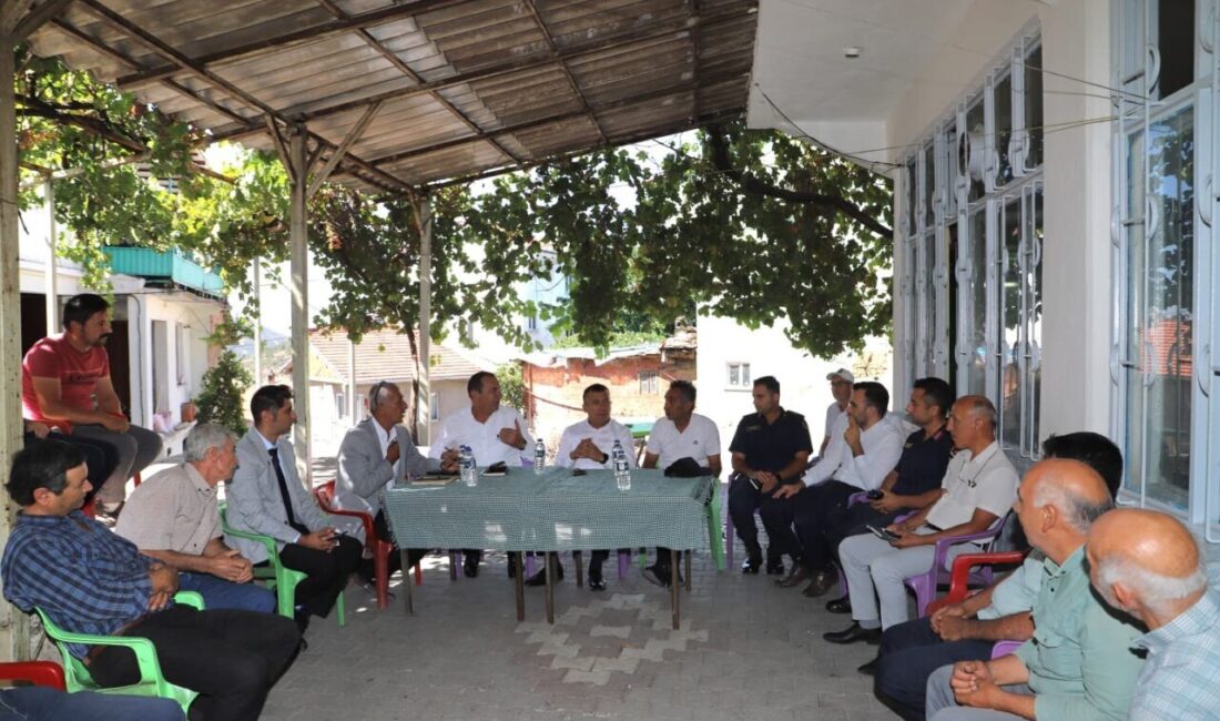 Manisa’nın Demirci ilçesinde Kaymakam Fatih Bayram kırsal mahallelerde halk toplantısı