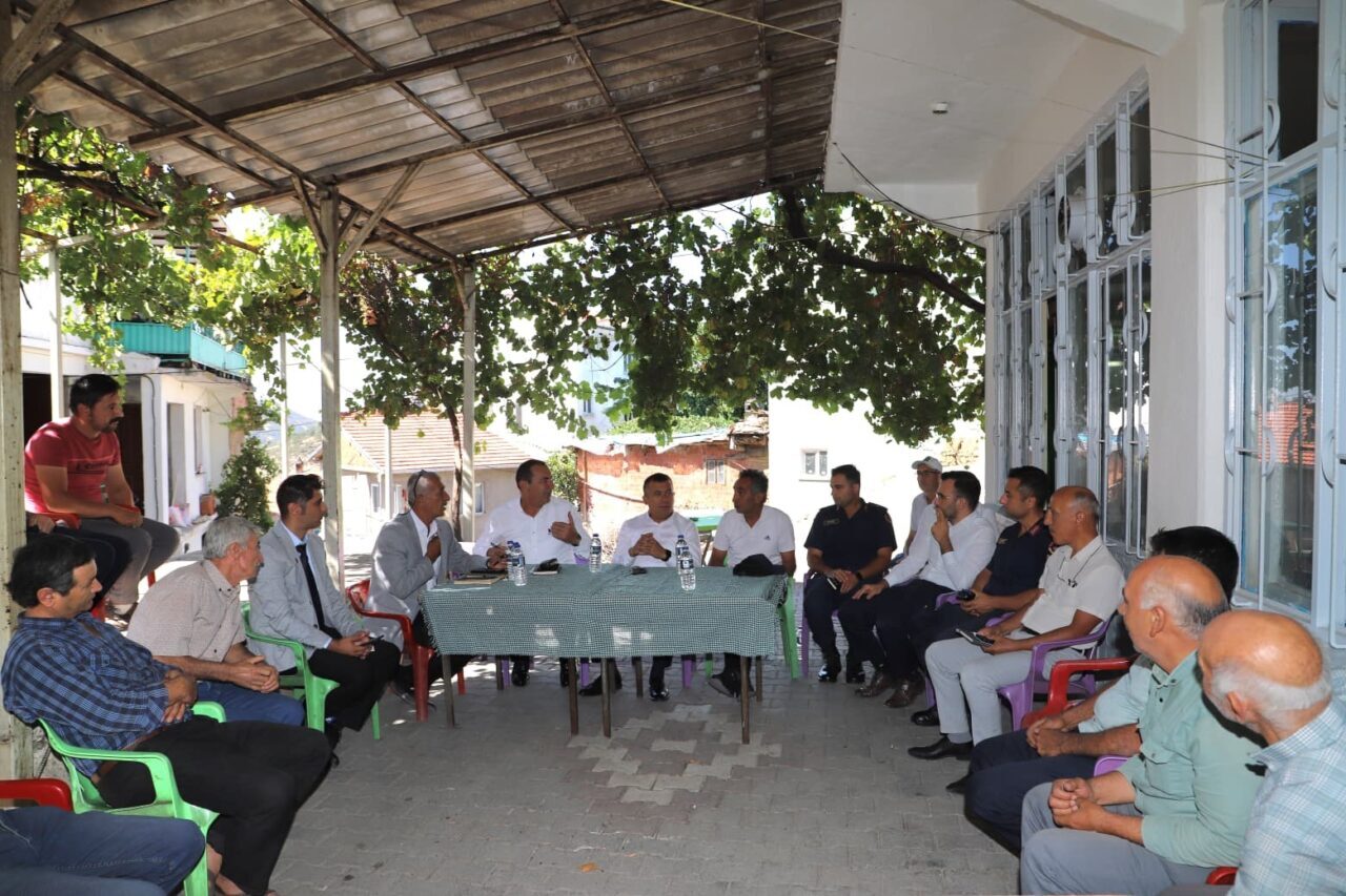 Manisa’nın Demirci ilçesinde Kaymakam Fatih Bayram kırsal mahallelerde halk toplantısı