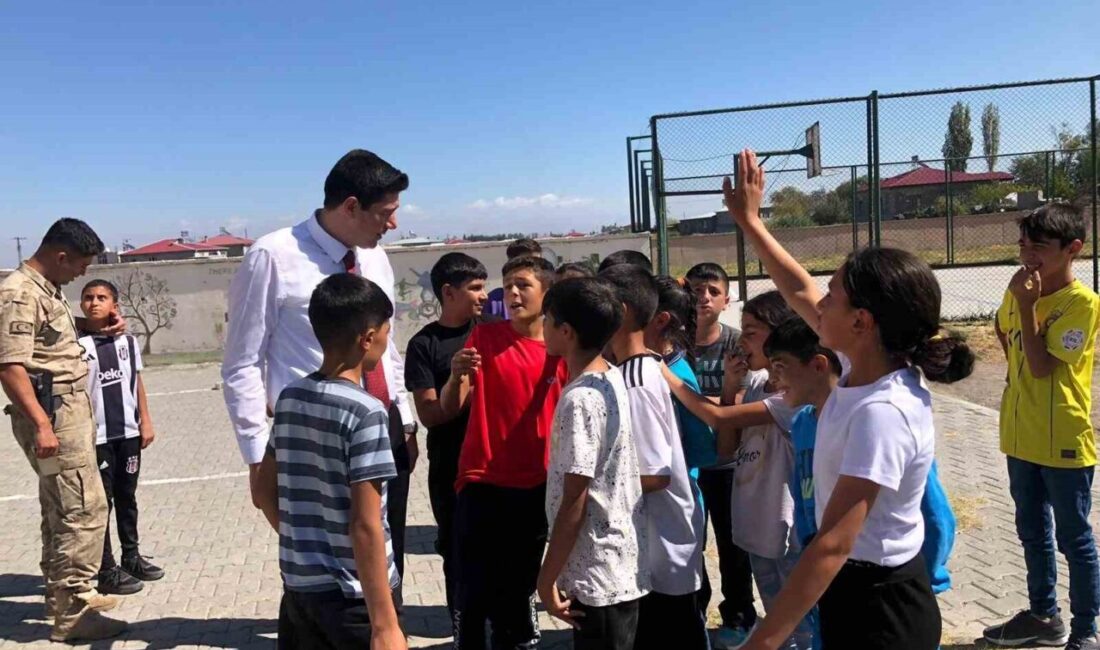 Iğdır’ın Karakoyunlu ilçesi Kaymakamı Fatih Erdoğan, okul ziyaretleri kapsamında ilçede