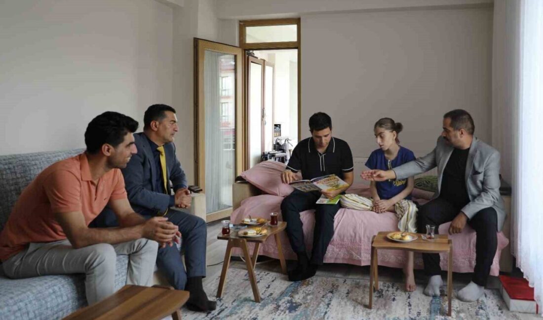 Bingöl’ün Genç ilçesinde Kaymakam Muhammet Güzel, evde eğitim gören Yağmur