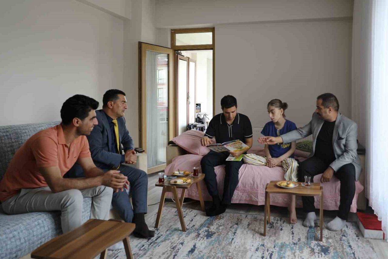 Bingöl’ün Genç ilçesinde Kaymakam Muhammet Güzel, evde eğitim gören Yağmur