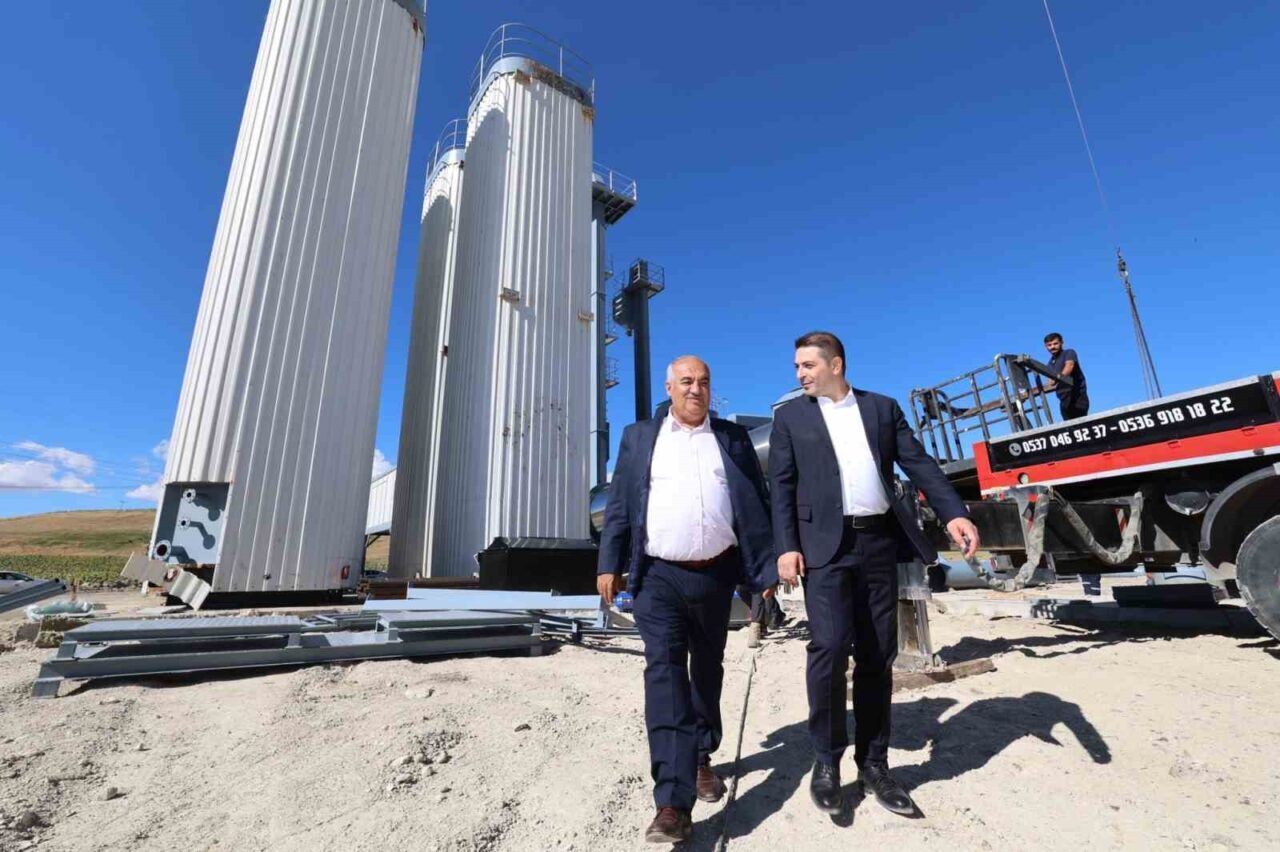 Aziziye Belediye Başkanı Emrullah Akpunar, Aziziye Kaymakamı Muhammet Tugay’la ilçede