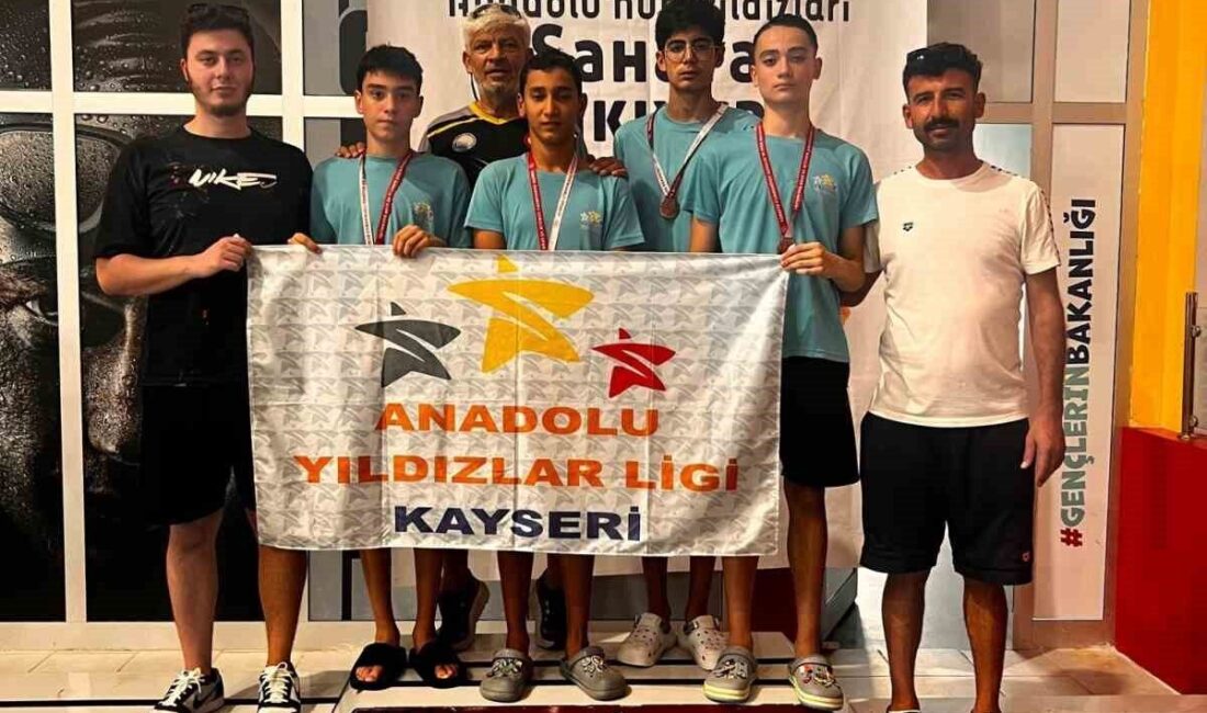 Anadolu Yıldızlar Ligi (ANALİG) Türkiye Şampiyonası Yüzme müsabakalarında mücadele eden