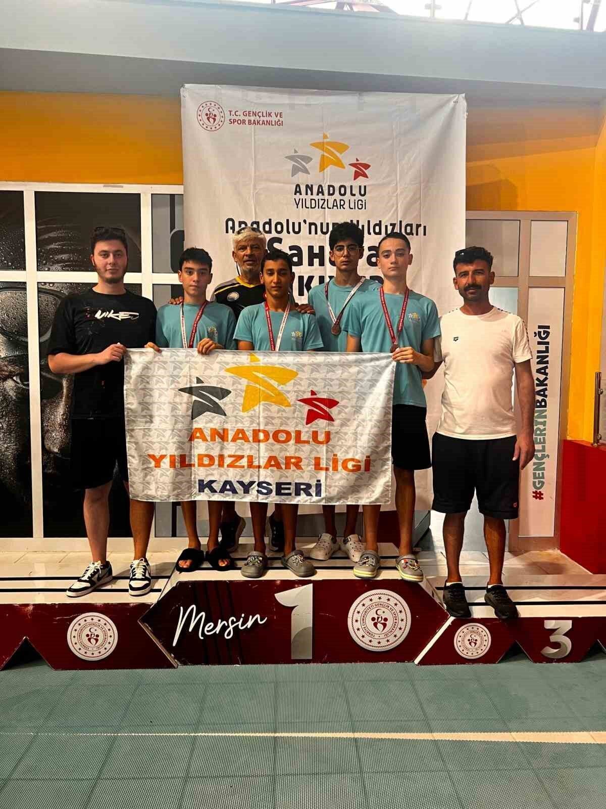 Anadolu Yıldızlar Ligi (ANALİG) Türkiye Şampiyonası Yüzme müsabakalarında mücadele eden