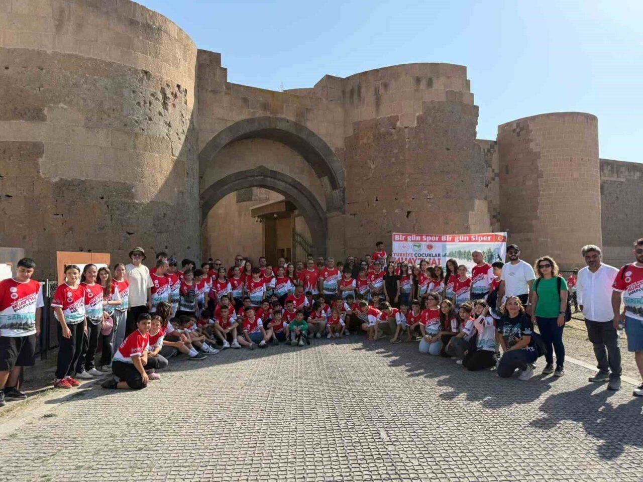 Kars’ta yapılan Sarıkamış Çocuklar Türkiye Şampiyonası’na 74 sporcu ile katılan