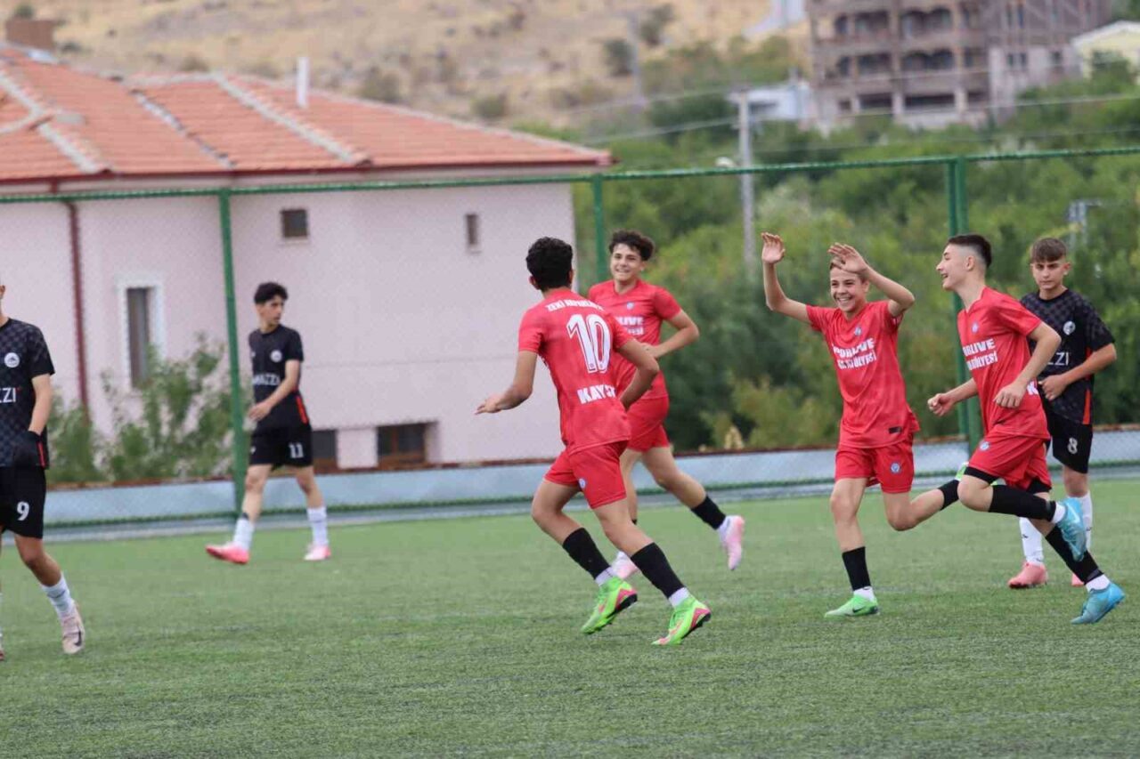 Kayseri U16 Ligi B Grubu 1. haftasında Zeki Akparlarspor ile