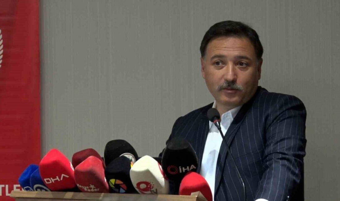 Kayseri’de düzenlenen Aile Çalıştayı’nda konuşan Vali Gökmen Çiçek, “Dünyayı cinsiyetsizleştirme