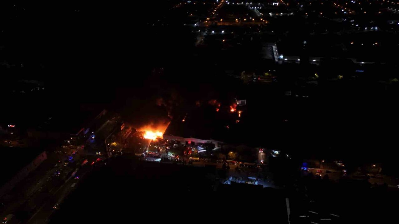 Kayseri’de bir tekstil fabrikasında çıkan yangın 4 saattir sürüyor. Alevler