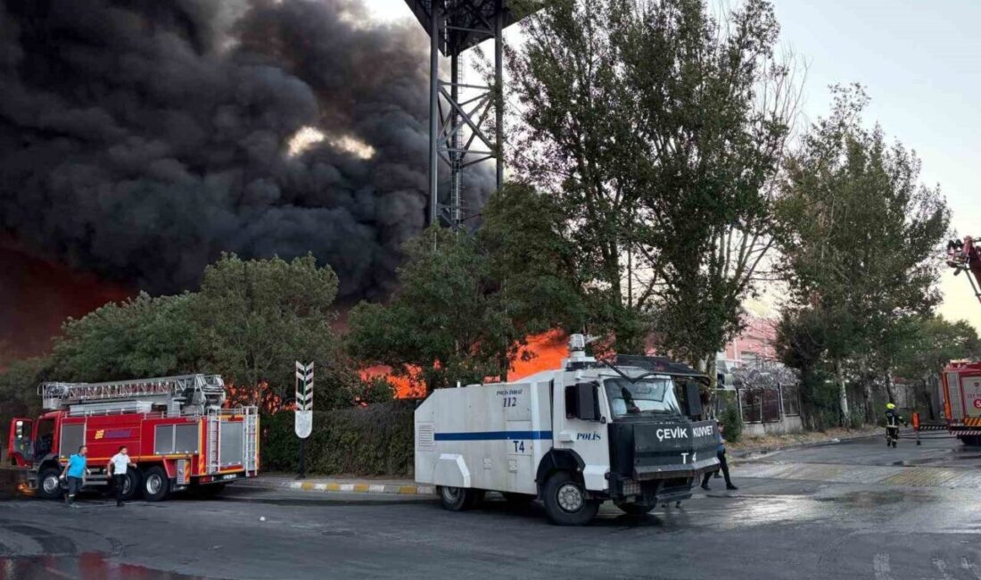 Kayseri’de bir tekstil fabrikasında çıkan yangına çok sayıda ekip müdahale