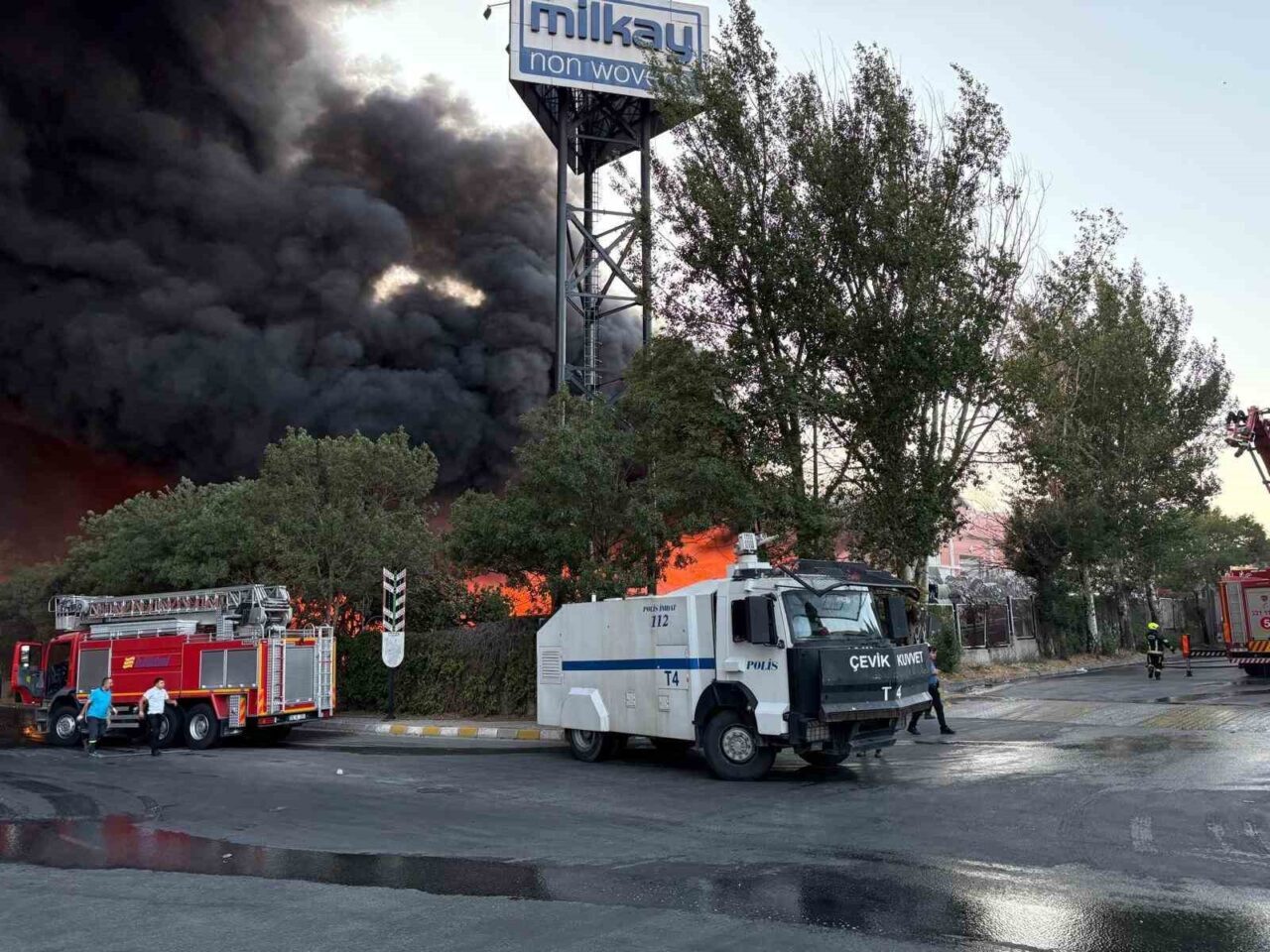 Kayseri’de bir tekstil fabrikasında çıkan yangına çok sayıda ekip müdahale