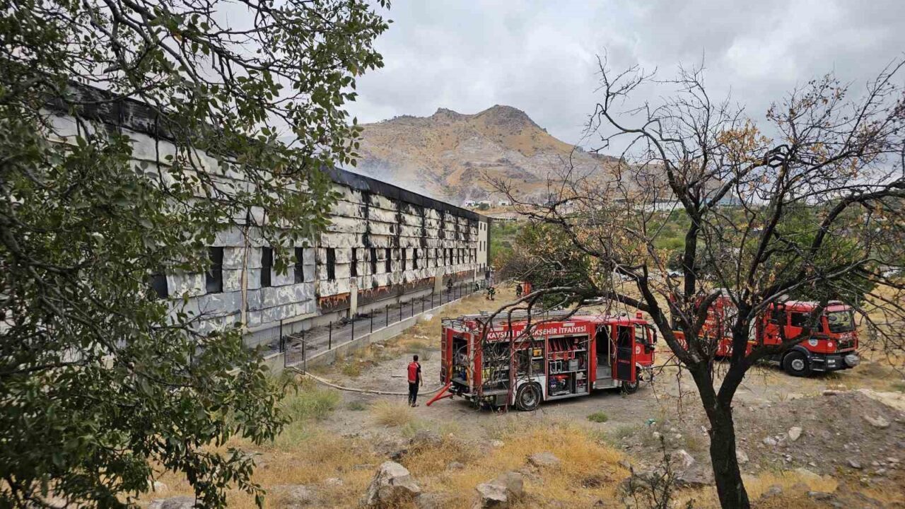 Kayseri’nin Melikgazi ilçesinde bir mobilya fabrikasında çıkan yangına ekipler müdahale