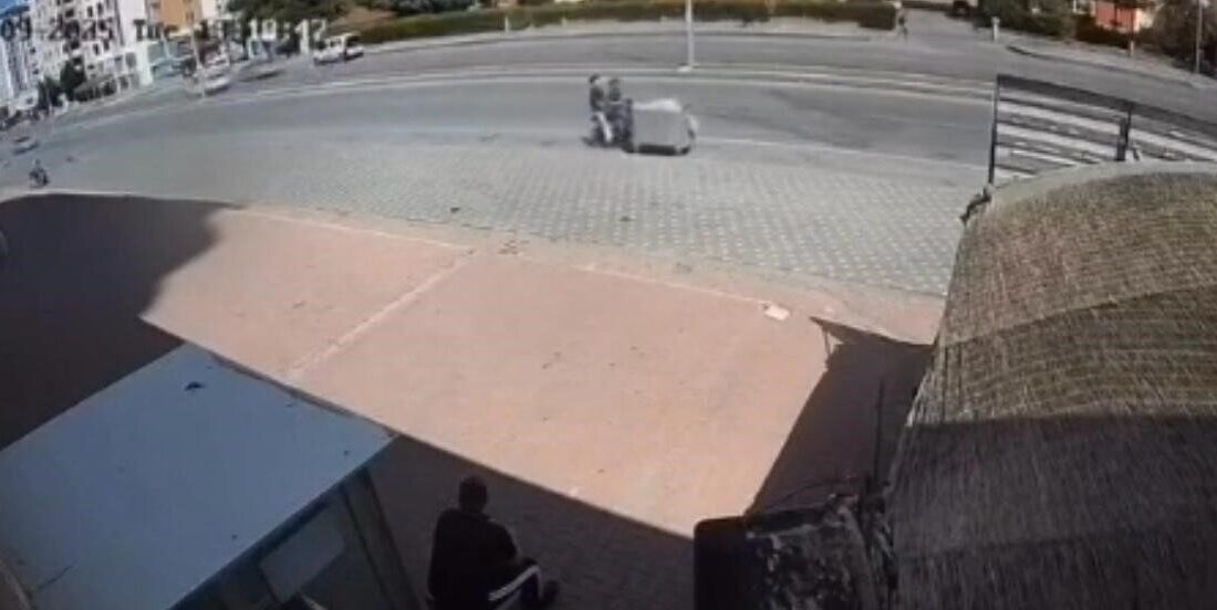 Kayseri’nin Melikgazi ilçesinde elektrikli scooter ile ilerleyen 2 kişi, yol