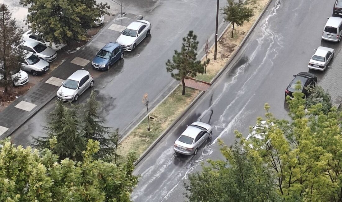 Hava sıcaklıklarının düştüğü Kayseri’de sağanak yağış etkili oldu. Sonbahar ayları