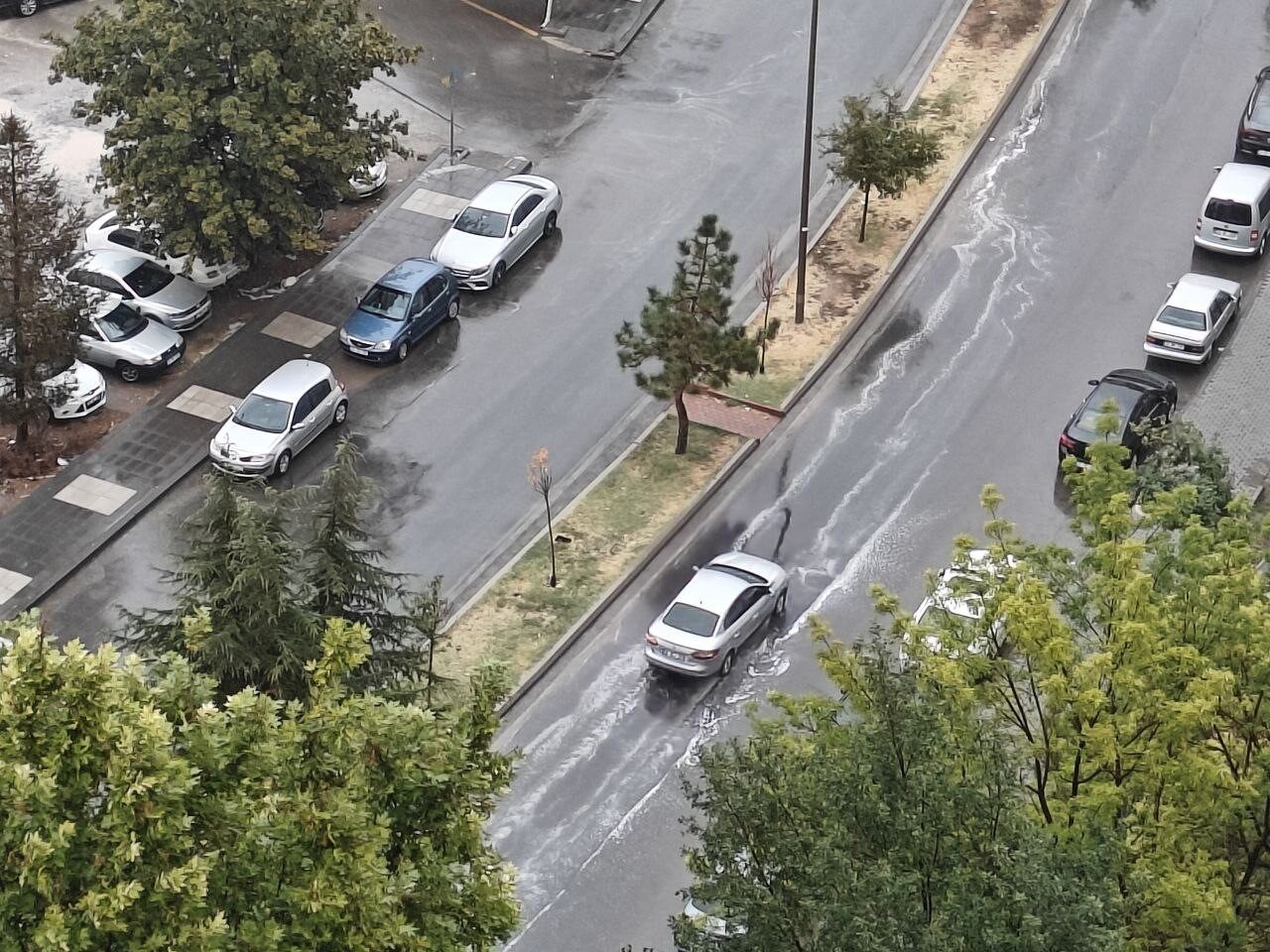 Hava sıcaklıklarının düştüğü Kayseri’de sağanak yağış etkili oldu. Sonbahar ayları