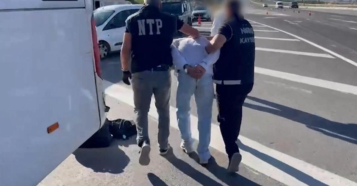 Kayseri’de polis ekipleri tarafından torbacılara yönelik narkotik arama köpeğitle yapılan