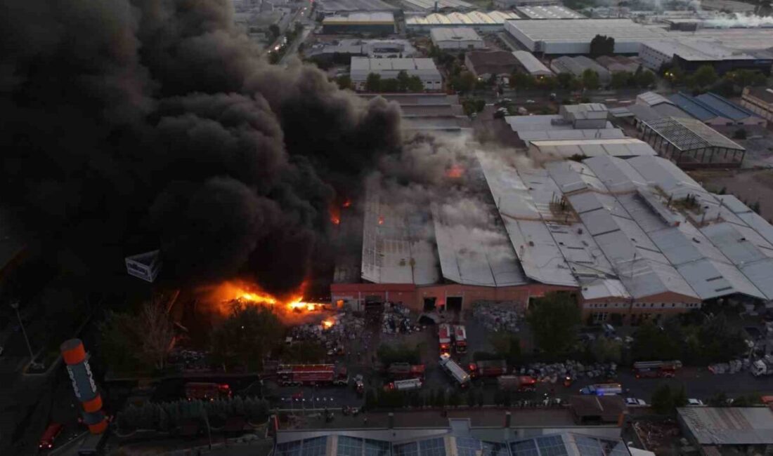 Kayseri’de bir tekstil fabrikasında çıkan yangına ekiplerin müdahalesi devam ediyor.