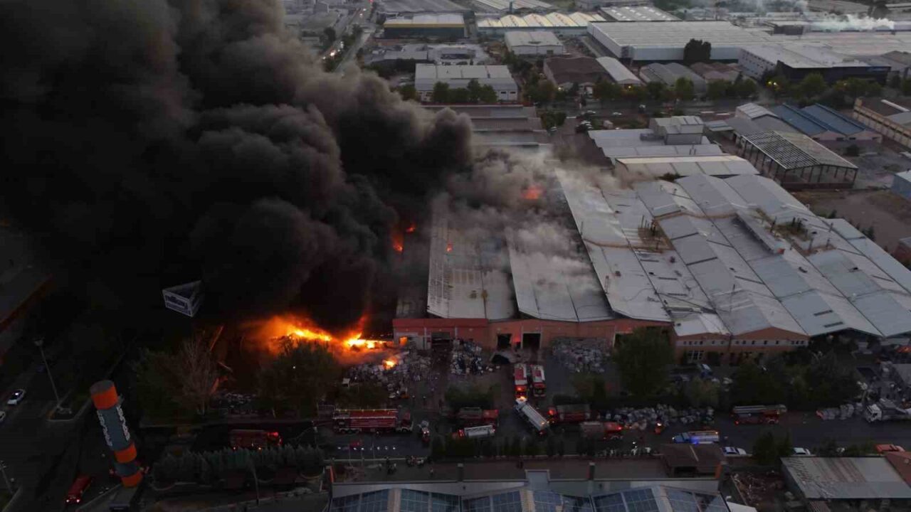 Kayseri’de bir tekstil fabrikasında çıkan yangına ekiplerin müdahalesi devam ediyor.
