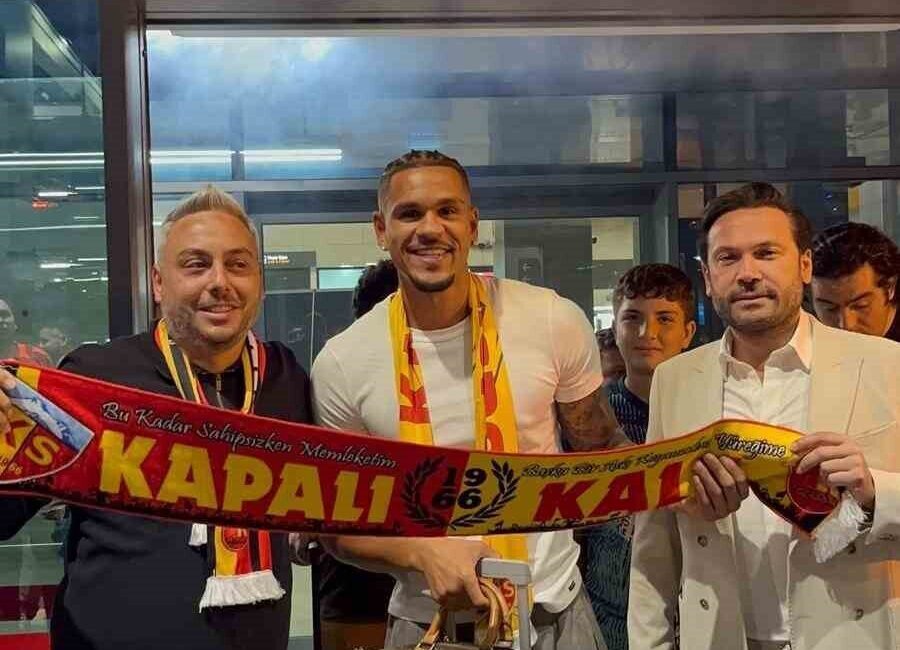 Kayserispor’un yeni golcüsü German Onugkha, Kayseri’ye geldi. Süper Lig ekiplerinden
