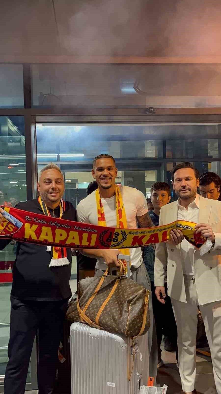 Kayserispor’un yeni golcüsü German Onugkha, Kayseri’ye geldi. Süper Lig ekiplerinden