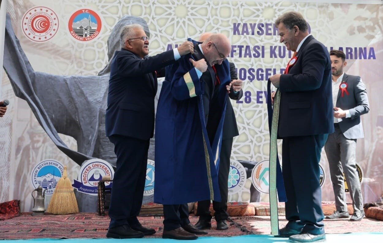 Kayseri Üniversitesi (KAYÜ) Rektörü Prof. Dr. Kurtuluş Karamustafa’ya, 38. Ahilik