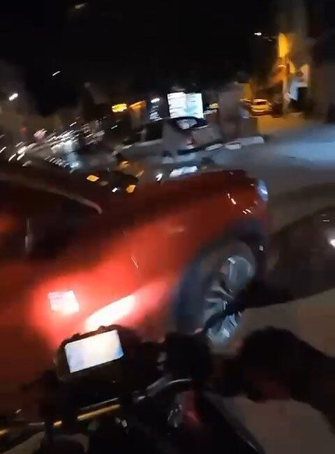 Bursa’da motosikletiyle ilerleyen sürücü, tali yoldan çıkan cipe çarpmasıyla yere