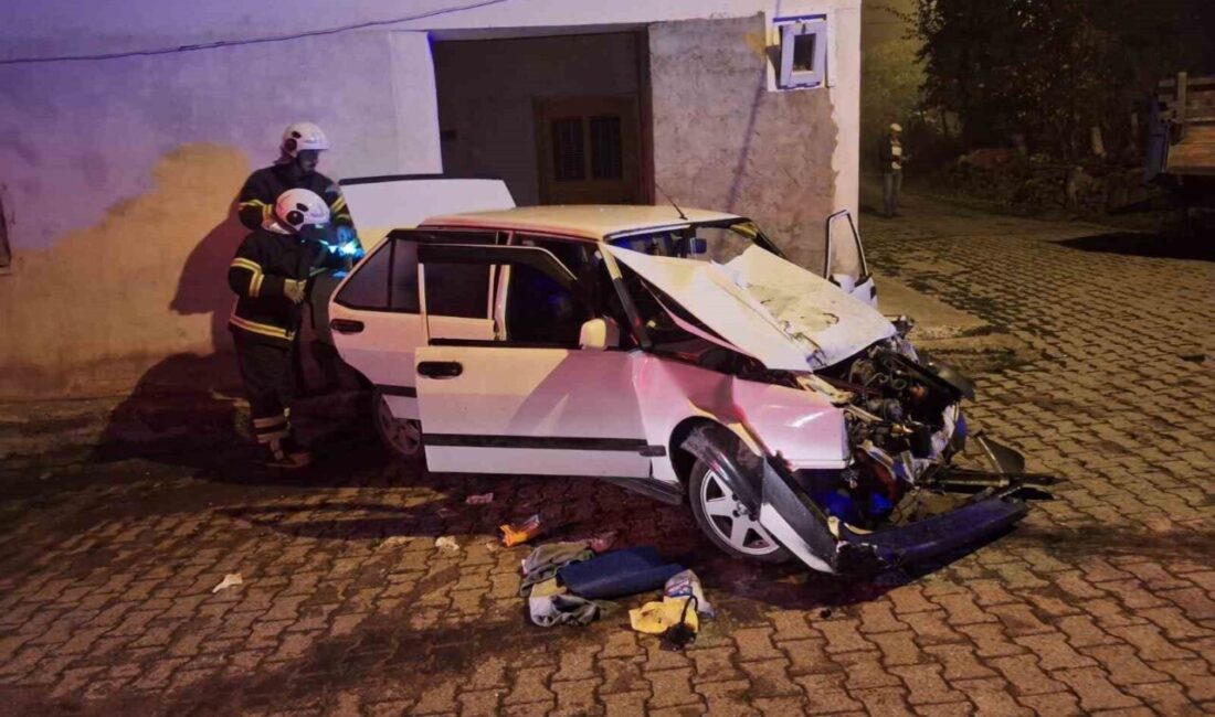 Tokat’ın Niksar ilçesinde traktör römorkuna çarparak hurdaya dönen Tofaş otomobildeki