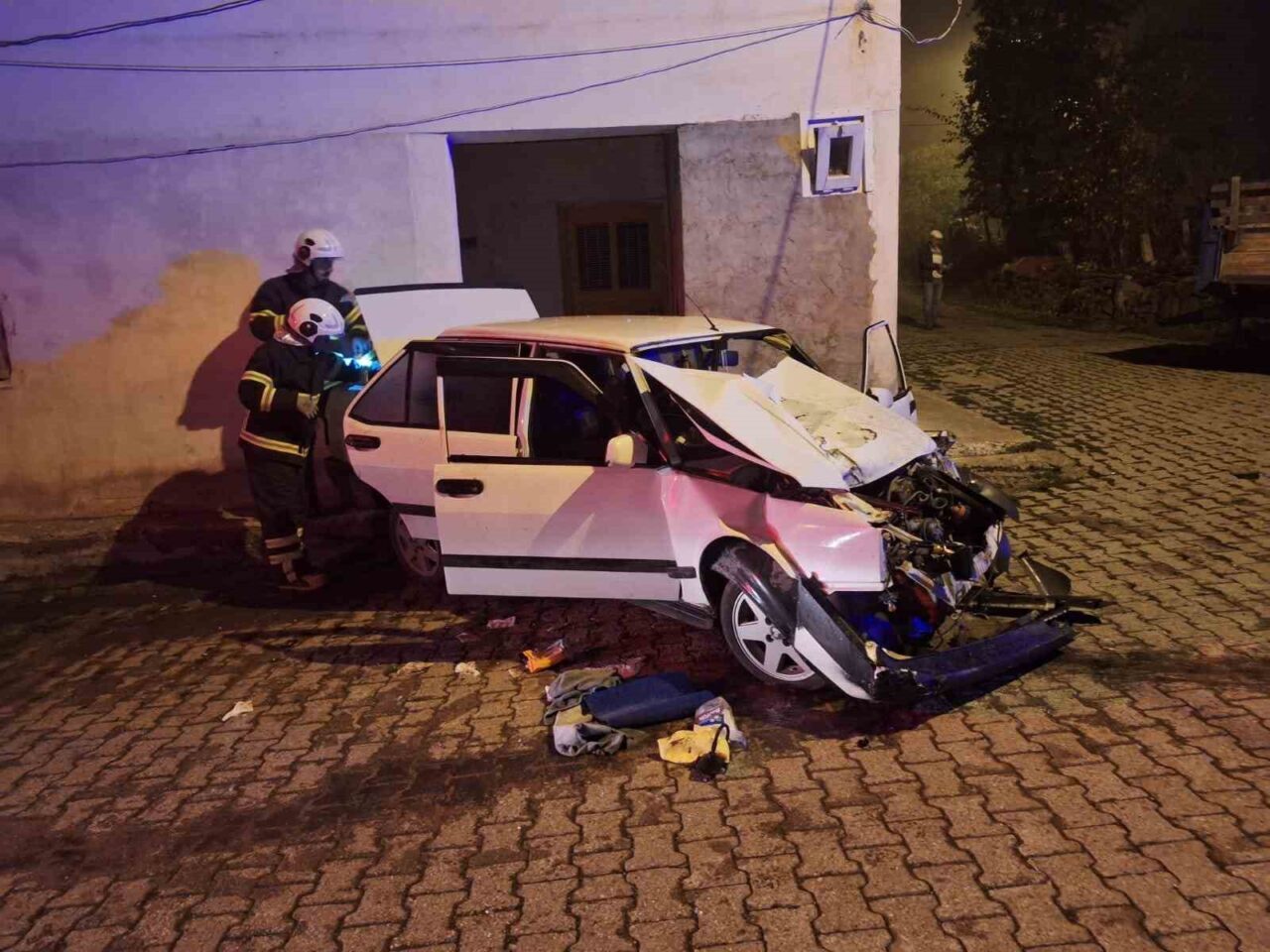 Tokat’ın Niksar ilçesinde traktör römorkuna çarparak hurdaya dönen Tofaş otomobildeki