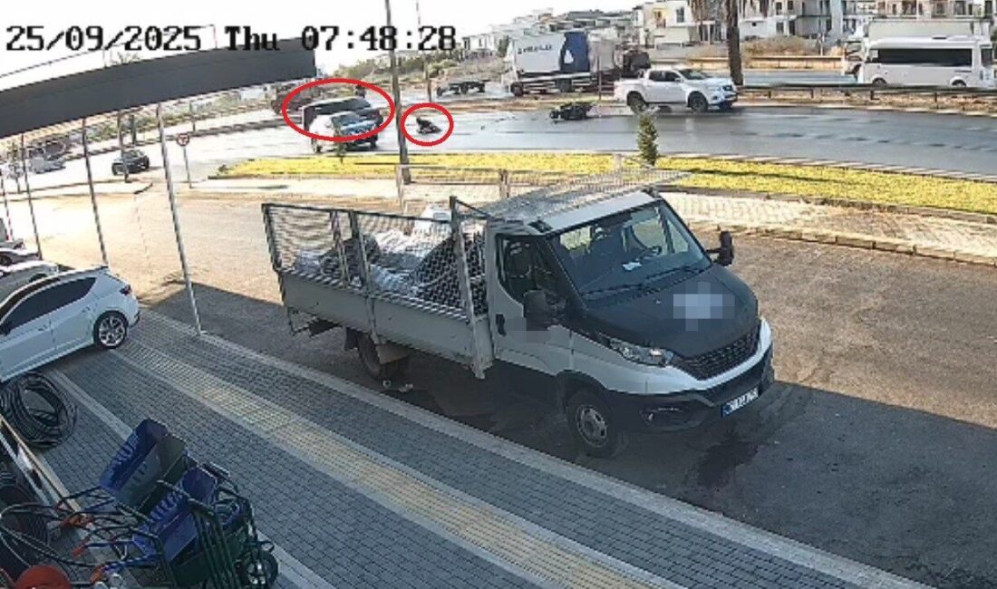 Antalya’nın Manavgat ilçesinde karayoluna çıkan otomobilin çarptığı motosikletli yola savrulduğu