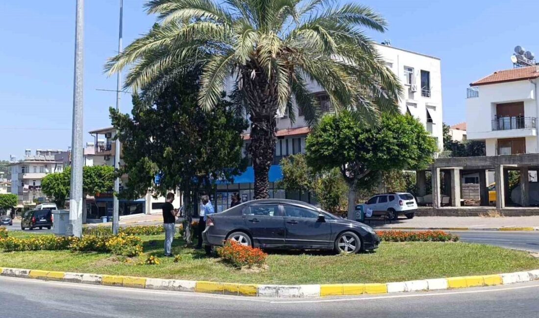 Manavgat’ta kavşak sisteminde kapalı kasa kamyonetin çarptığı otomobil refüje çıkarak